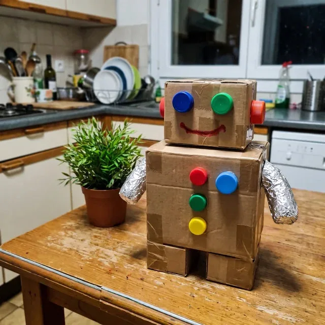 Zelfgemaakte kartonnen robot