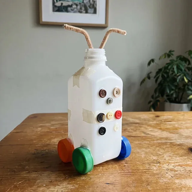 Knutselrobot van plastic fles