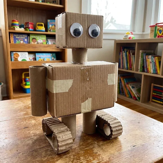 Kartonnen robot met rupsbanden